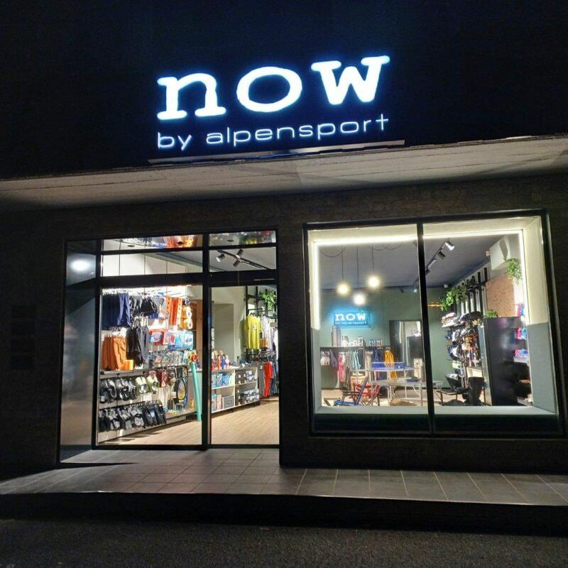 Jetzt vor dem Alpensport-Laden bei Nacht; Einzelhändler für Outdoor-Bekleidung und Sportartikel.
