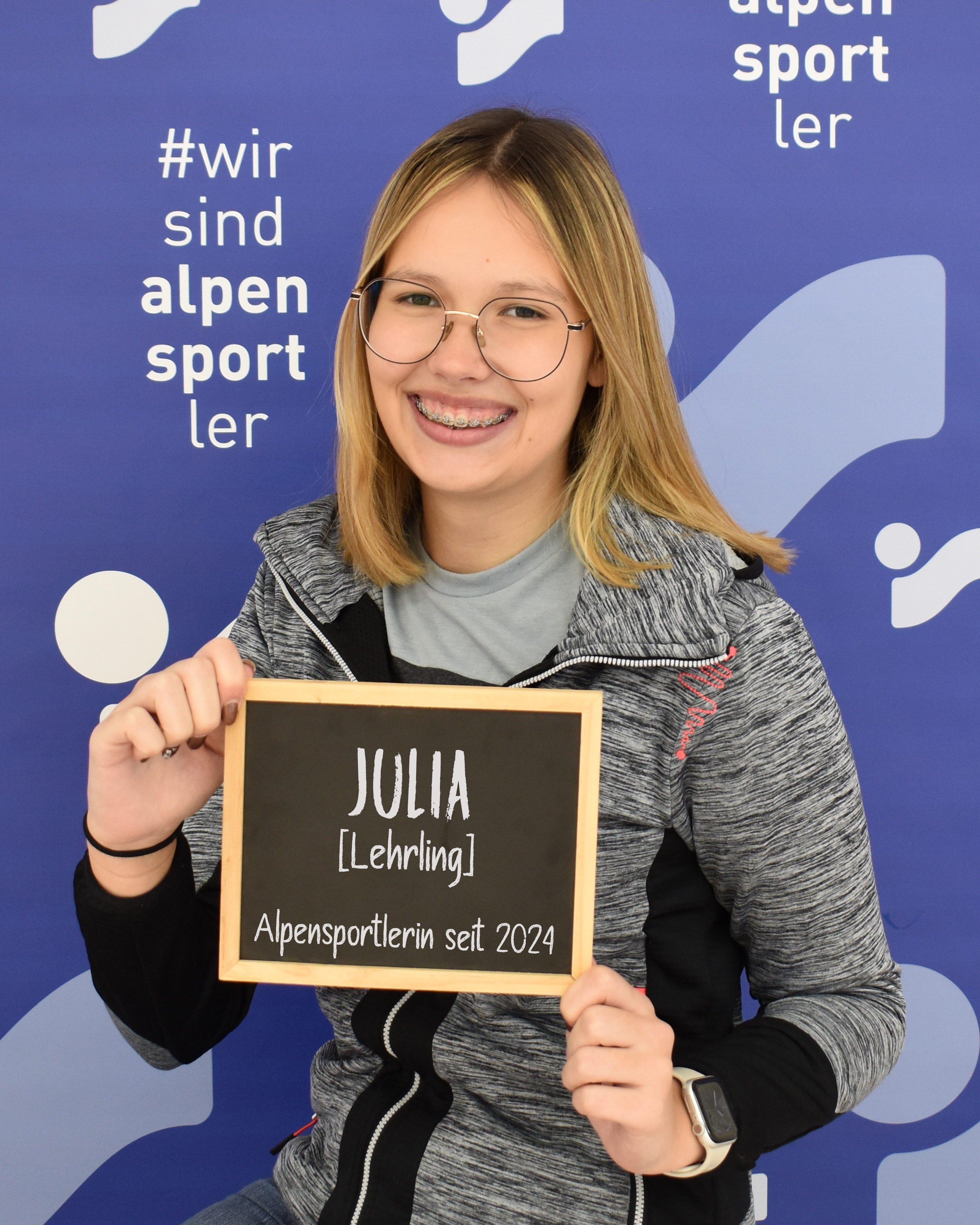 Junge Frau Julia hält ein Schild