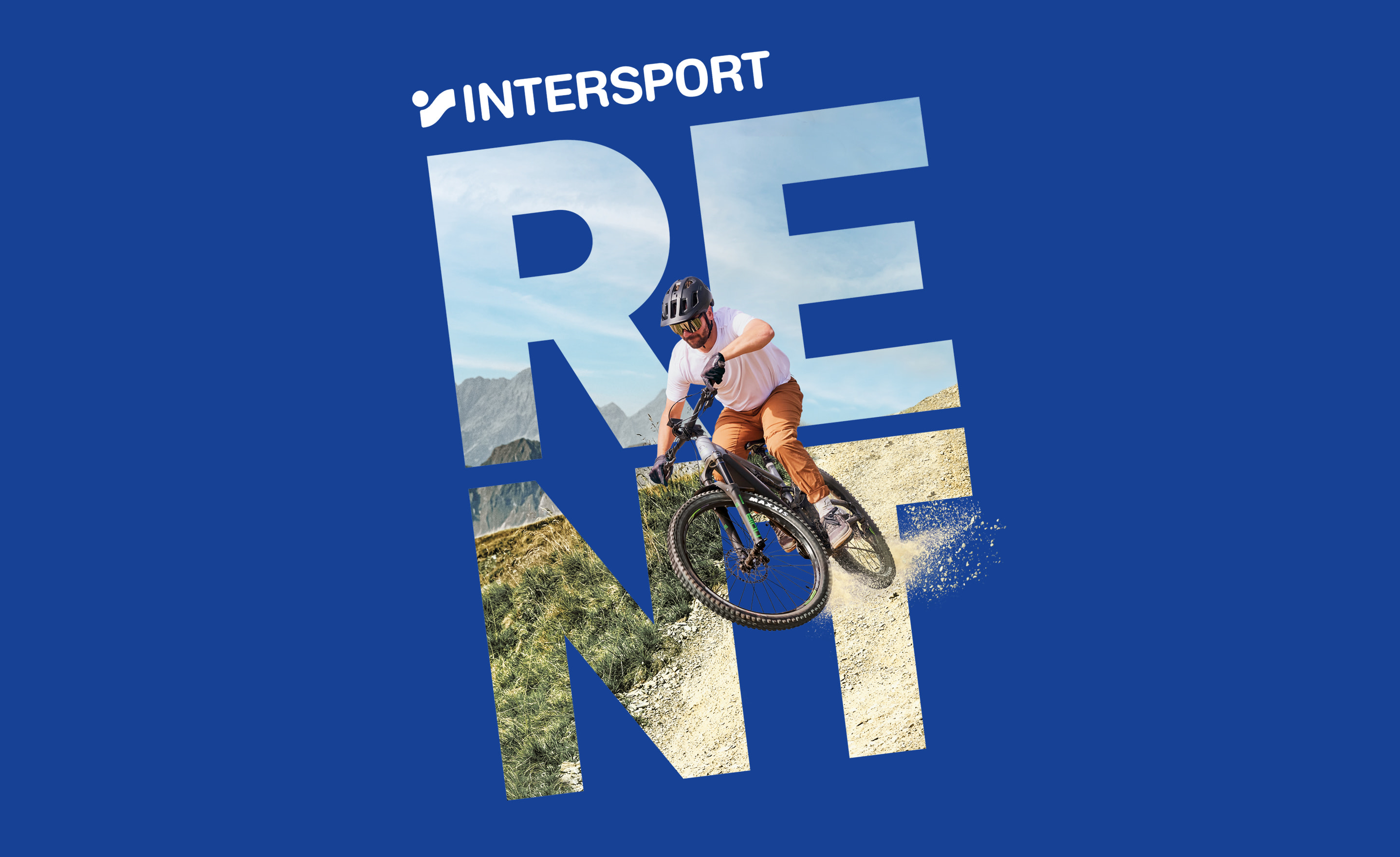 Intersport Mountainbike-Verleih-Anzeige: Radfahrer springt auf einem Trail vor blauem Hintergrund.
