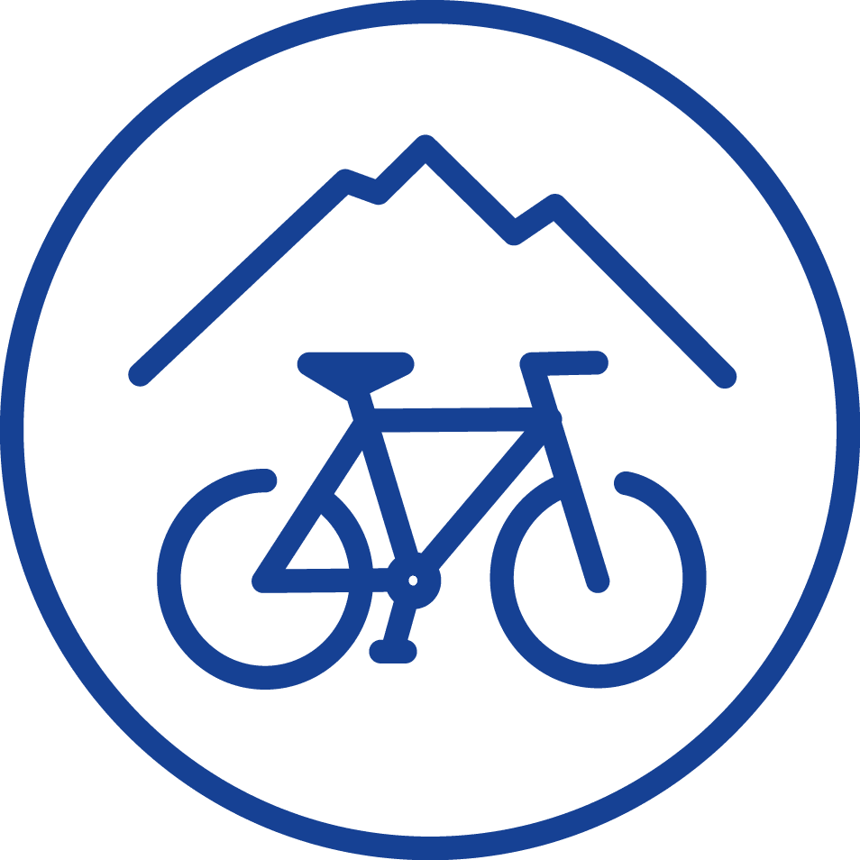Blaues Symbol eines Mountainbikes unter einer Bergkette in einem Kreis für ein Outdoor-Abenteuer-Logo