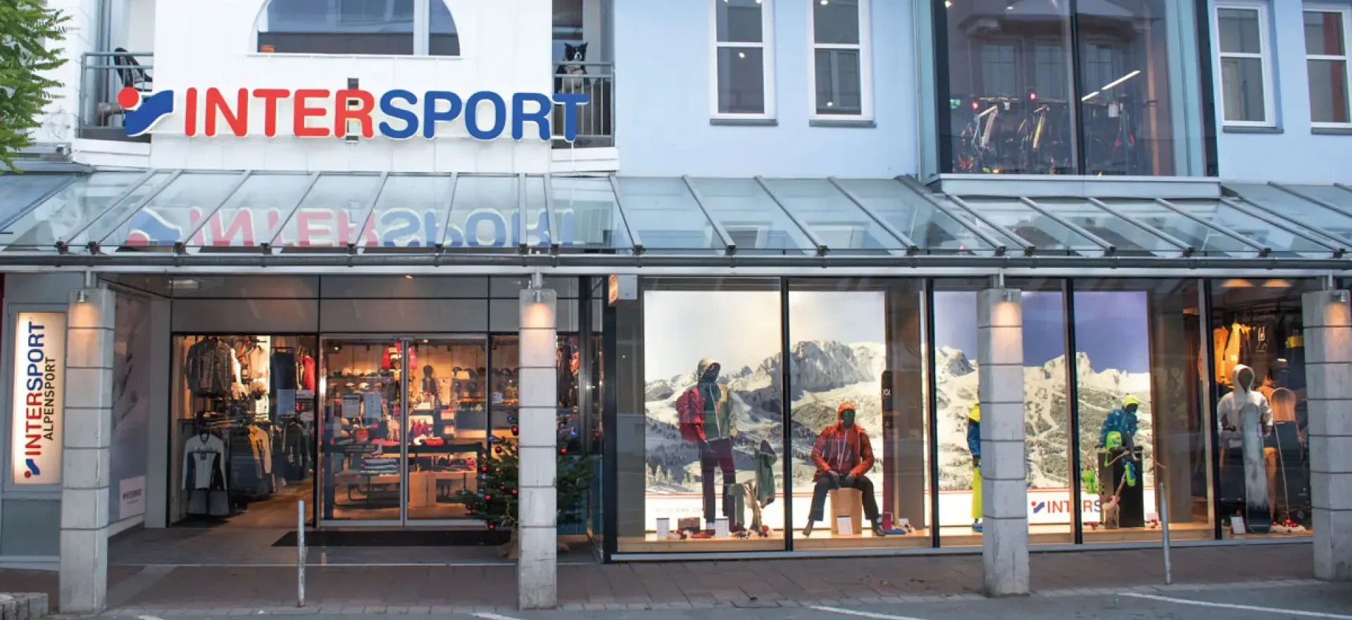 Außenansicht eines Intersport-Geschäfts; Einzelhandelsgeschäft für Sportartikel, Bekleidung und Outdoor-Ausrüstung.