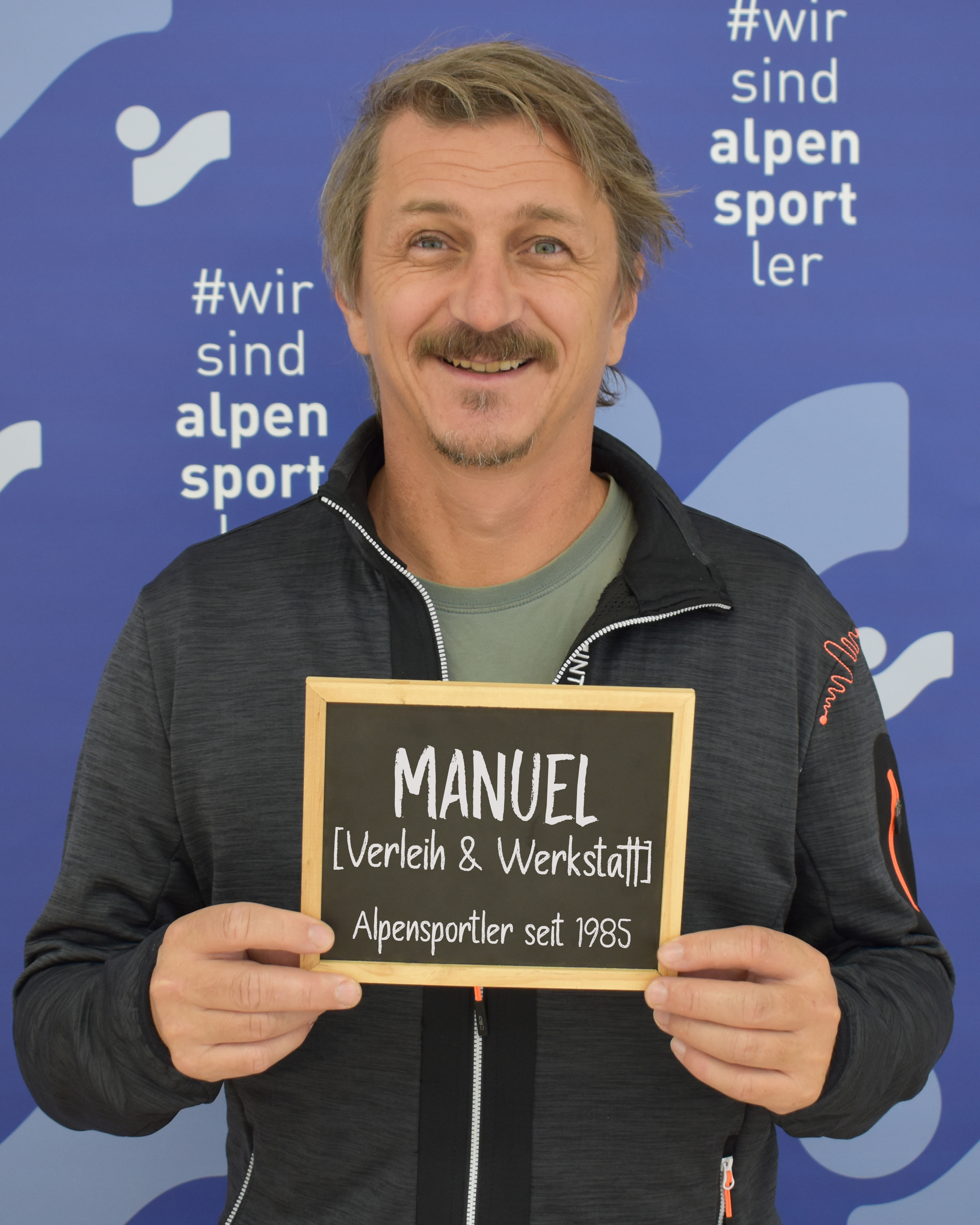 Manuel, Alpensportler seit 1985, hält ein Schild.
