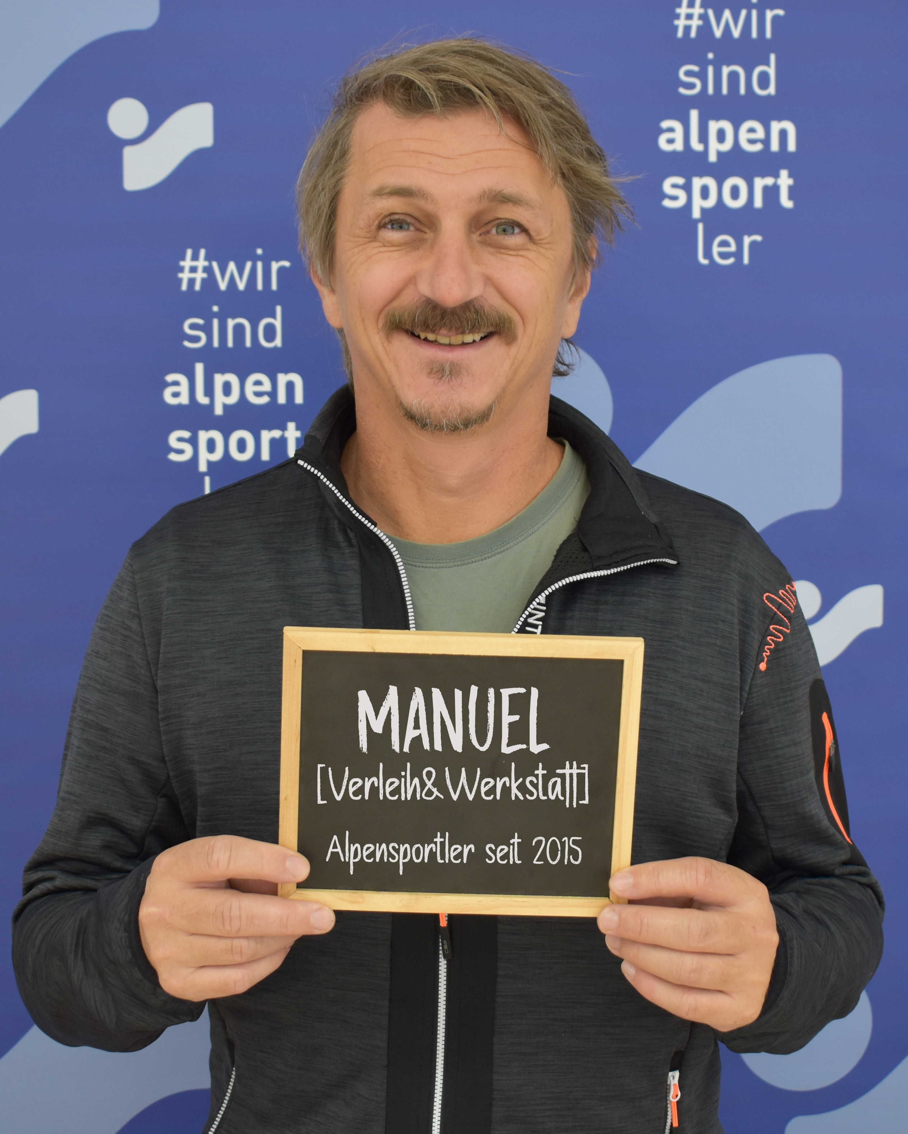 Manuel, Alpensportler seit 1985, hält ein Schild.