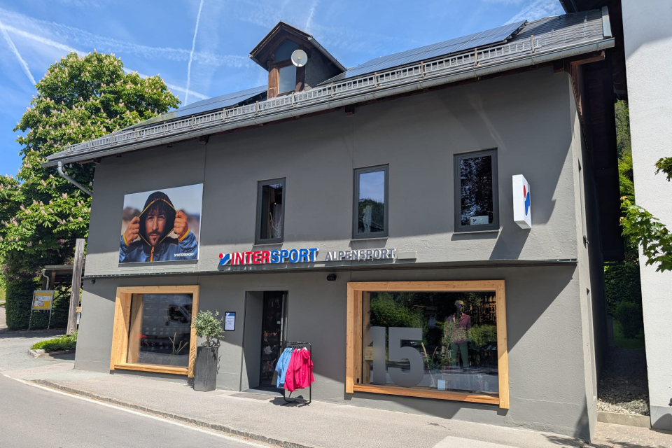 Außenansicht eines Intersport-Geschäfts, graues Gebäude mit Wintersportausrüstung in den Schaufenstern.