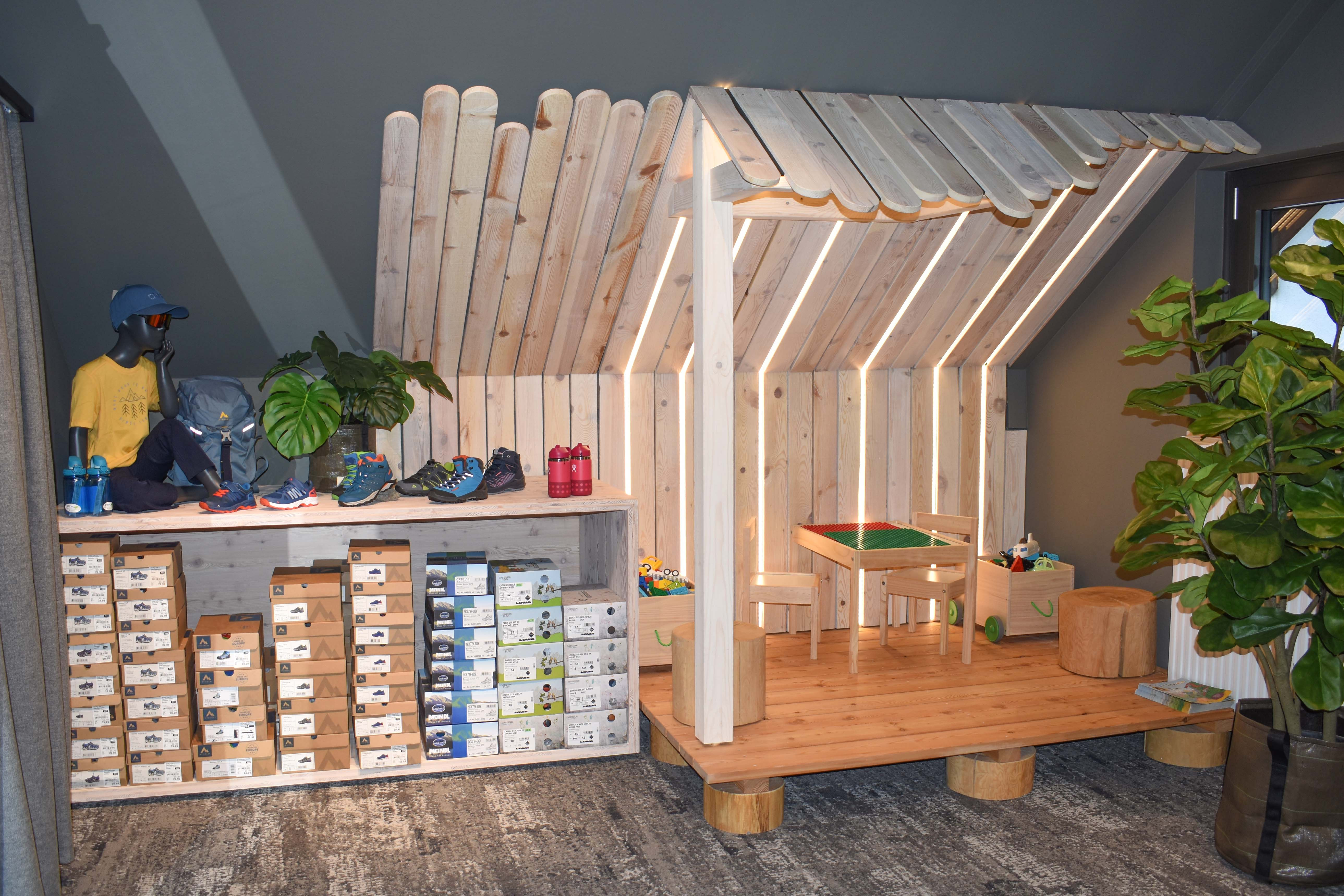 Foto von der Kinderspielecke bei INTERSPORT Alpensport Weissensee 15er Haus. Das Kindersortiment umfasst Kinder-Bekleidung, Wanderschuhe, Rucksäcke, Wanderstöcke und vieles mehr. Entspanntes Einkaufen mit Kindern kann so einfach sein.