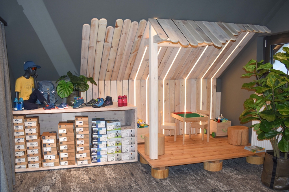 Foto von der Kinderspielecke bei INTERSPORT Alpensport Weissensee 15er Haus. Das Kindersortiment umfasst Kinder-Bekleidung, Wanderschuhe, Rucksäcke, Wanderstöcke und vieles mehr. Entspanntes Einkaufen mit Kindern kann so einfach sein.