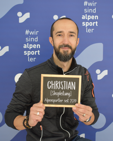 Christian mit Alpensportler-Schild.