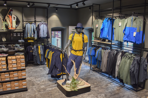 Foto von der Herren Outdoor Textil Abteiltung von INTERSPORT Alpensport Weissensee 15er Haus mit einem gewählten Sortiment von Marken wie Vaude, Jack Wolfskin,Ortovox, Martini, Schöffel und einer kompetenten und freundlichen Beratung.