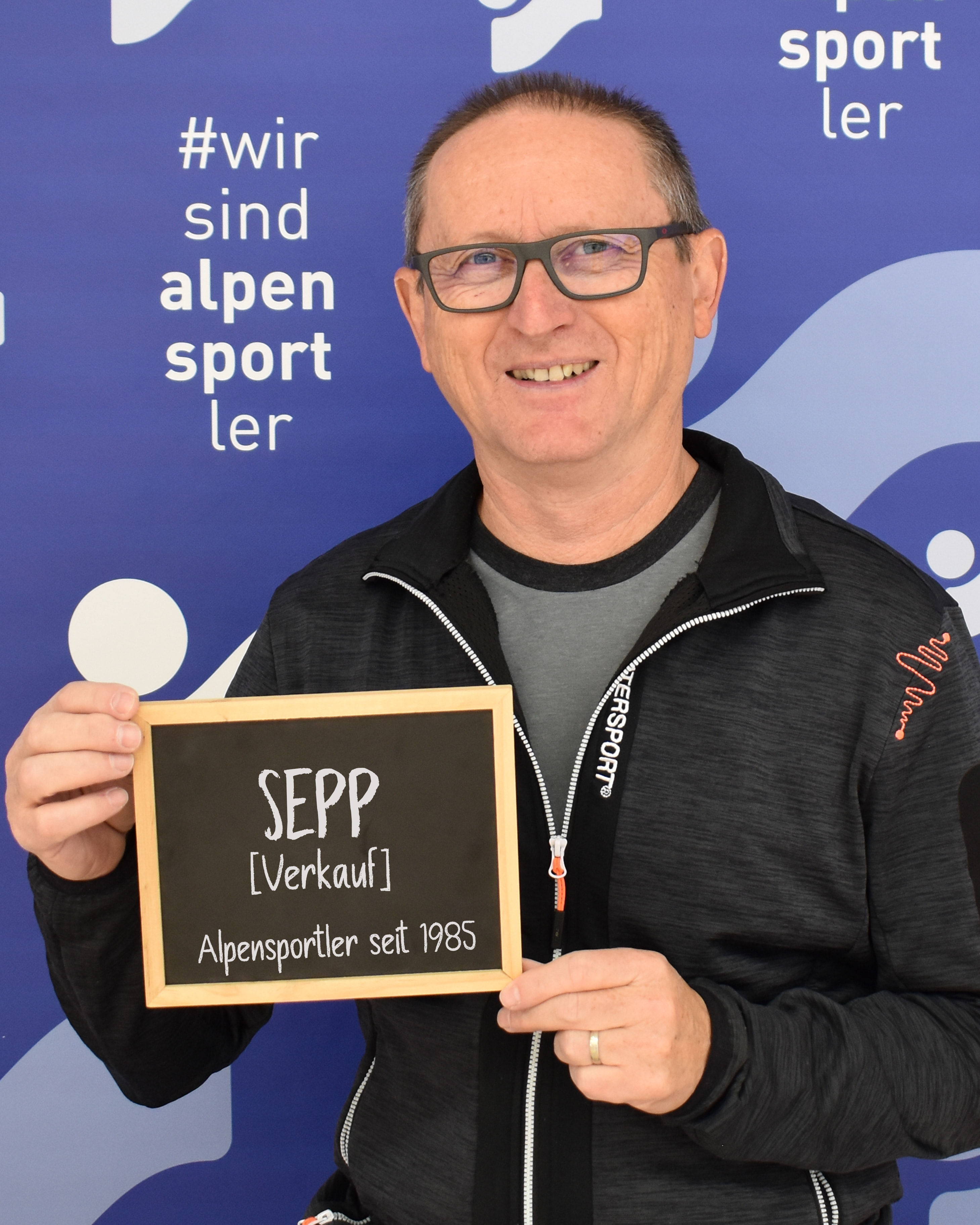 Mann hält "SEPP"-Schild für Alpensportler