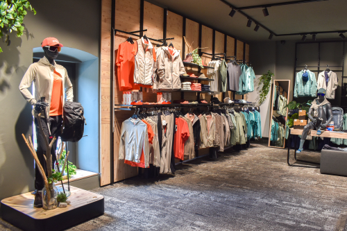 Foto von der Outdoor Textil Abteilung bei INTERSPORT Alpensport Weissensee 15er Haus. Gewähltes Sortiment mit nachhaltigen Marken.