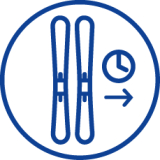 Blaues Symbol mit Skiern, Timer und Pfeil, das die Leihdauer von Skiern oder die Verfügbarkeit von Skiausrüstung anzeigt.