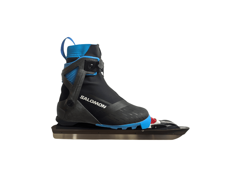 Salomon-Skate-Skischuh mit schwarz-blauer Verzierung, montiert auf einer nordischen Eislaufkufe.