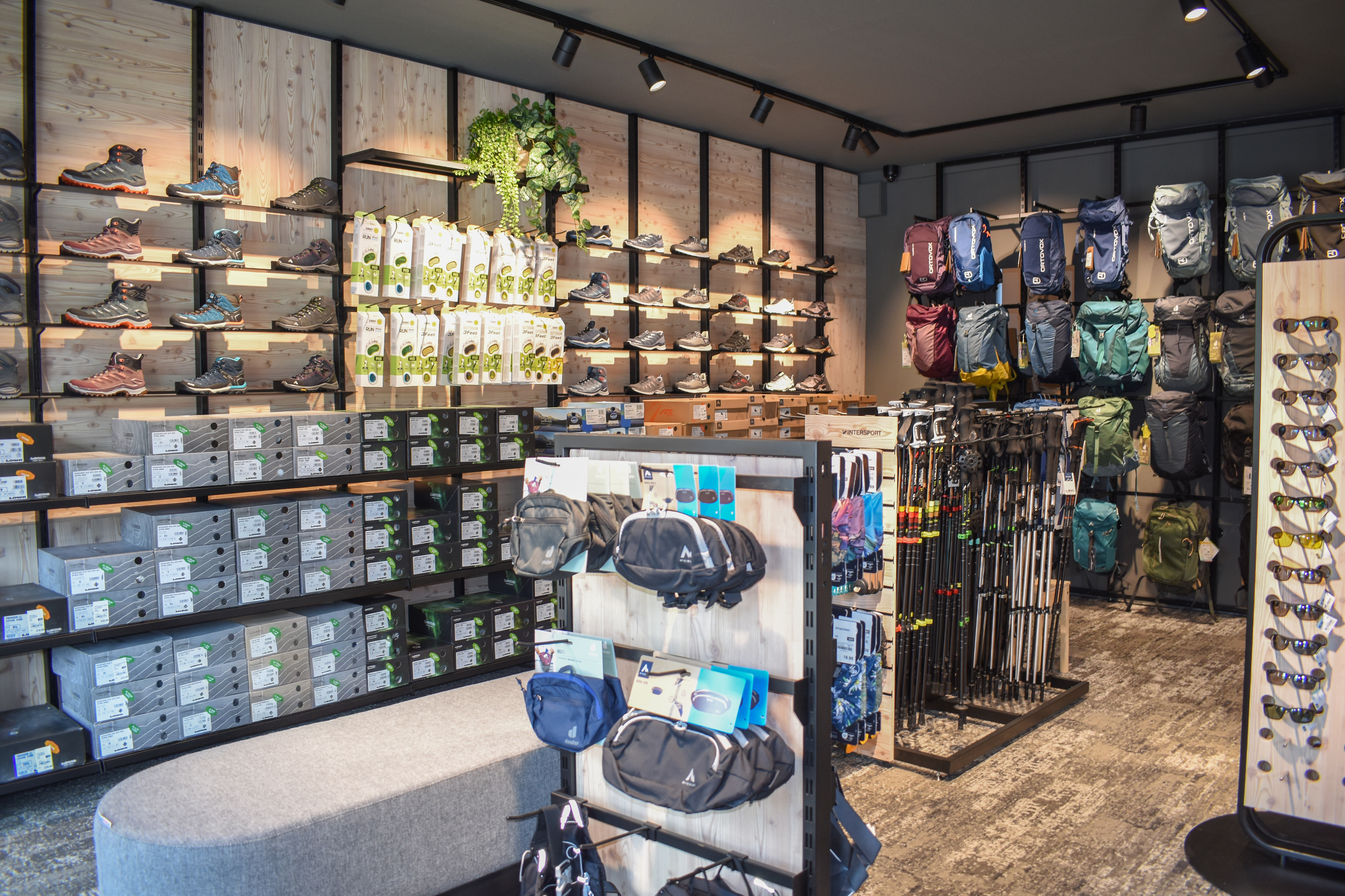 Foto von der Wanderschuh-Abteilung bei INTERSPORT Alpensport Weissensee 15er Haus mit kompetenter und freundlicher Beratung und einem gut gewählten Sortiment für dein Bergerlebnis. Rucksäcke von Ortovox, Deuter und McKinley sowie Wanderstöcken von Leki, Komperdell und McKinley